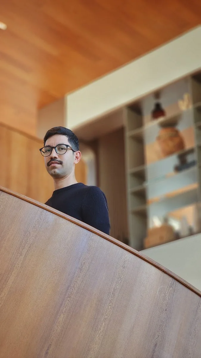 Retrato do arquiteto Fábio Gouvêa em seu estúdio